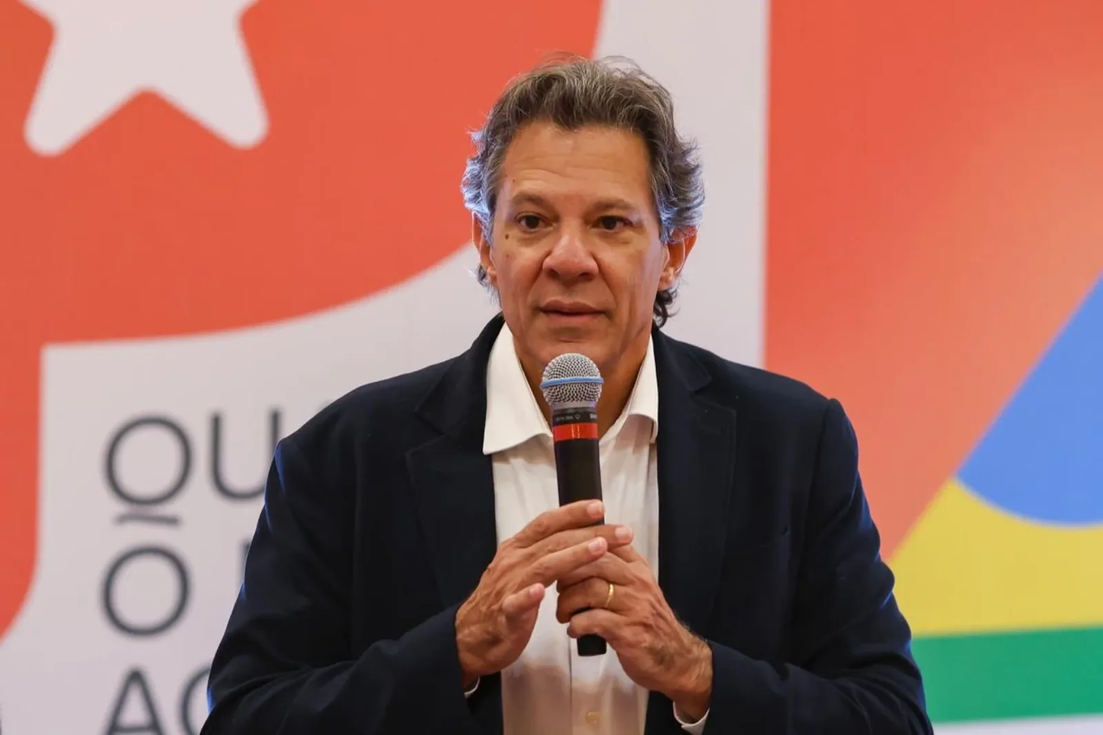 Haddad critica juros de 14% diante de inflação de 4%