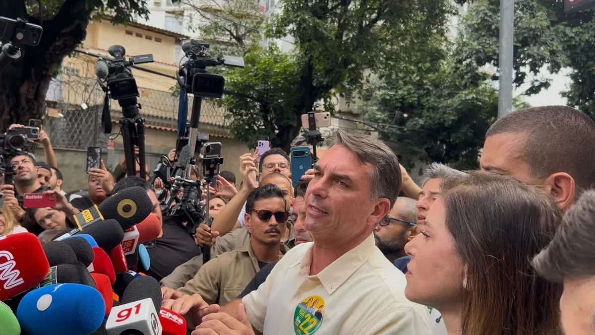 Flávio Bolsonaro pede voto de confiança no primeiro turno após votar