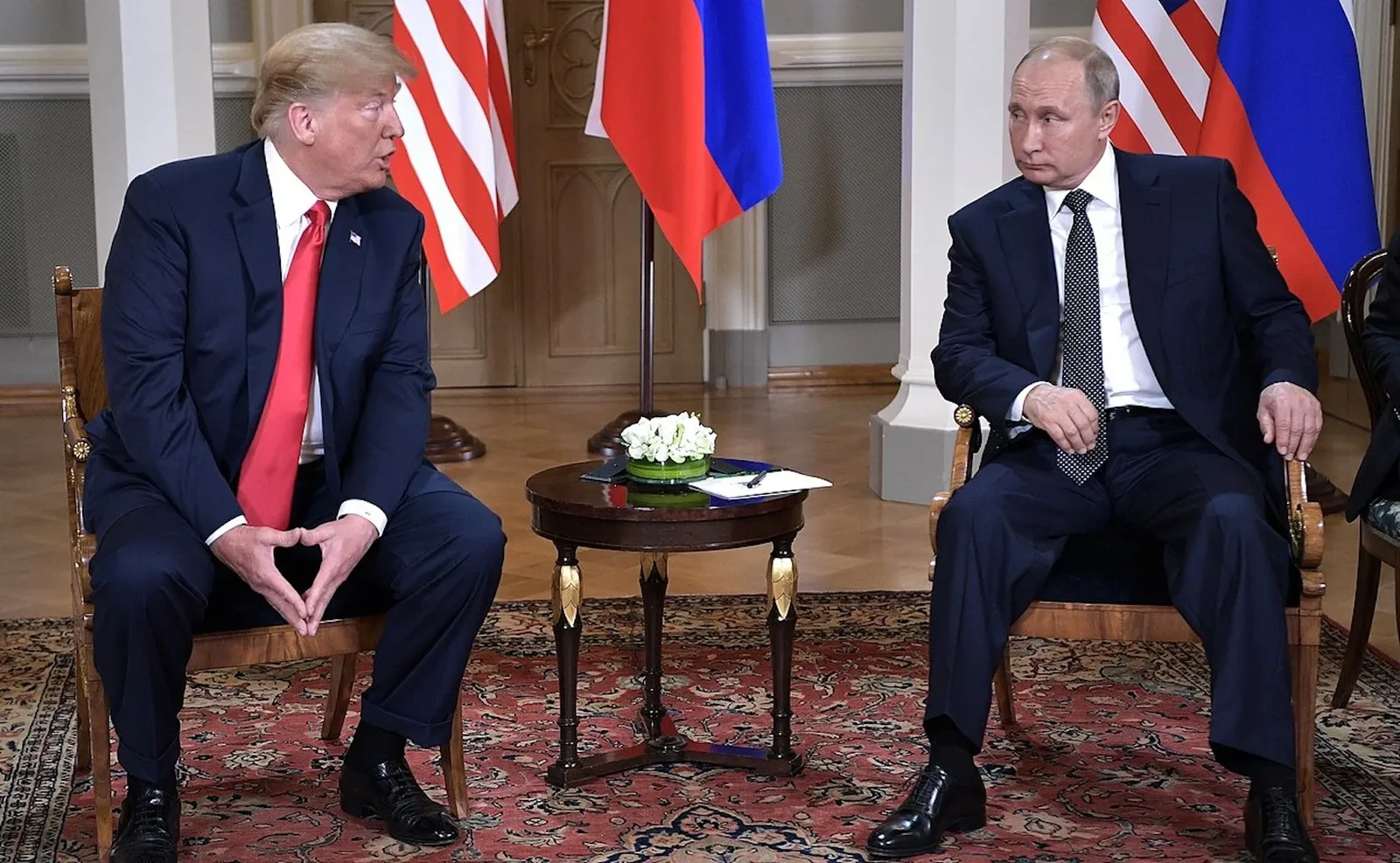 Nova lei dos EUA prevê tarifas e bloqueios contra Rússia e Irã
