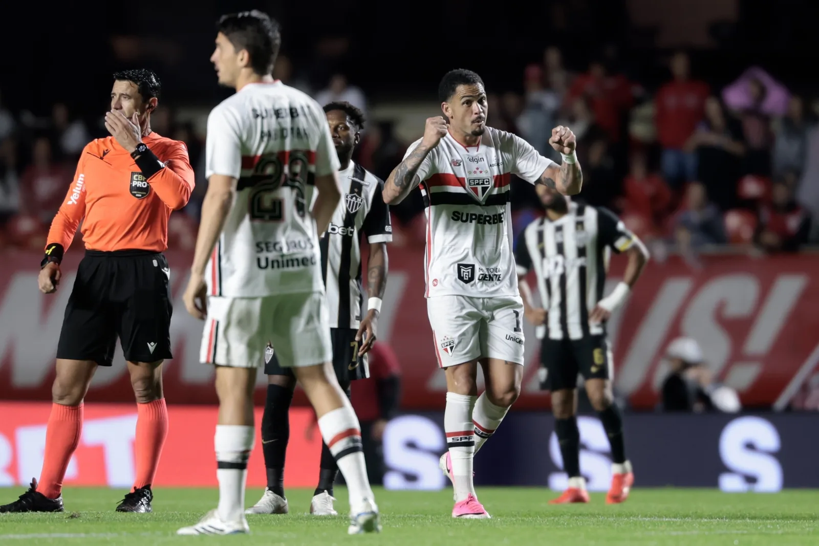 Renan Lodi projeta novos desafios após fim da série do Atlético-MG