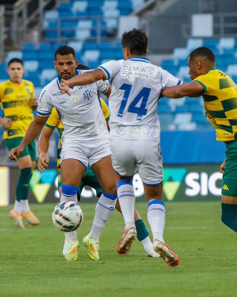 Avaí bate o Cuiabá fora de casa e goleiro decide no fim