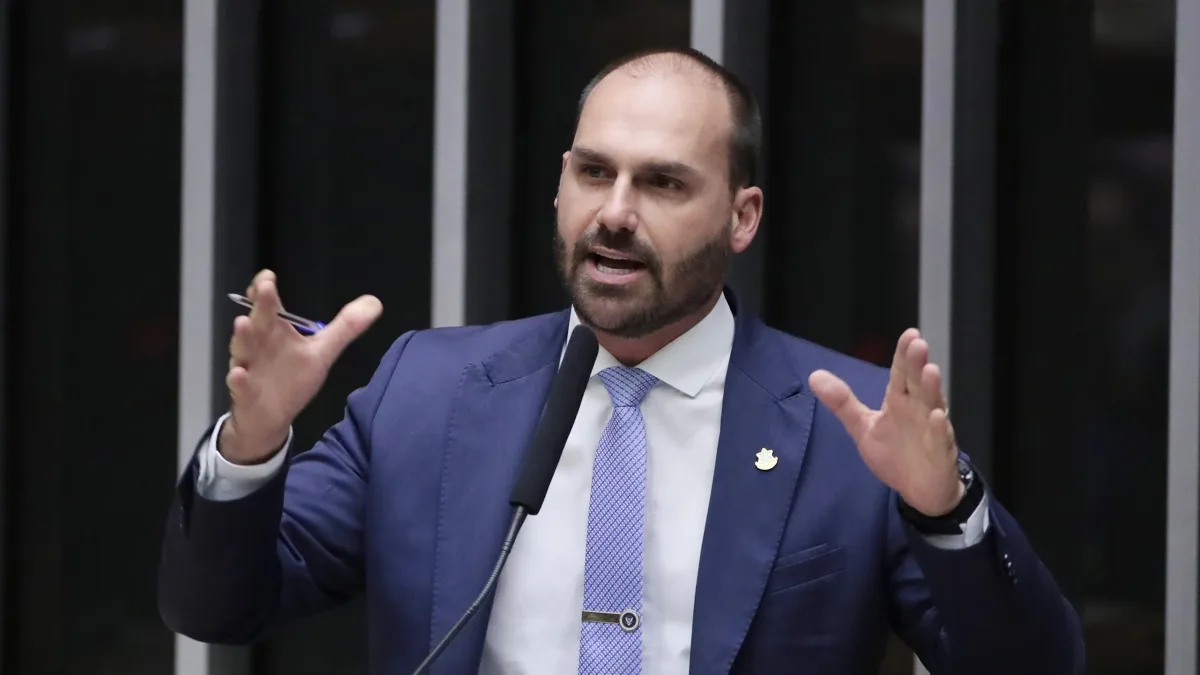 Eduardo Bolsonaro perde cargo de escrivão após processo disciplinar