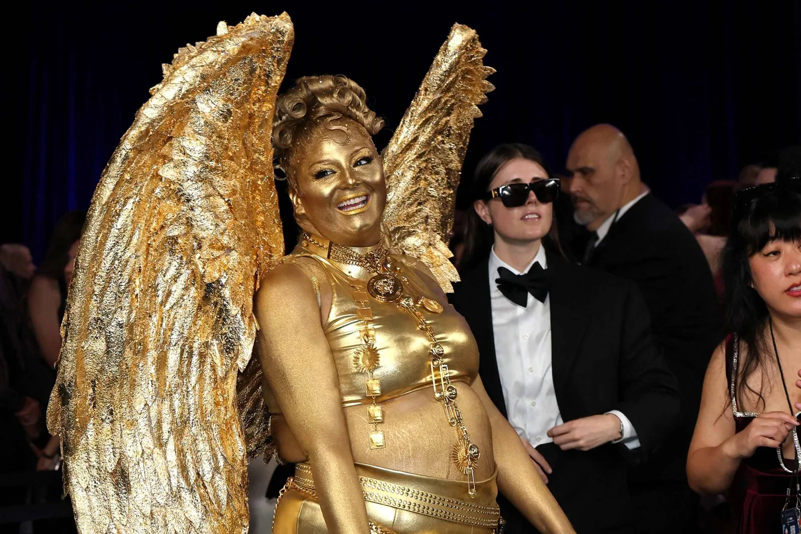 Megan Stalter chega ao Emmy vestida como a estatueta do prêmio