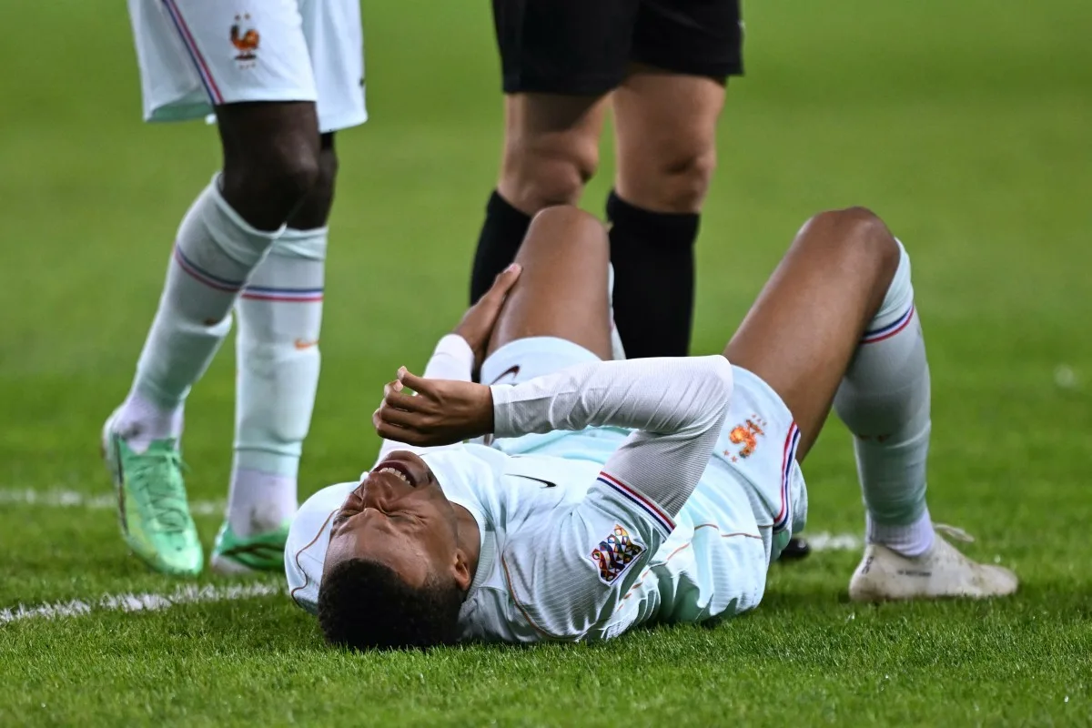 Mbappé desfalca França em dois jogos após exame no joelho esquerdo