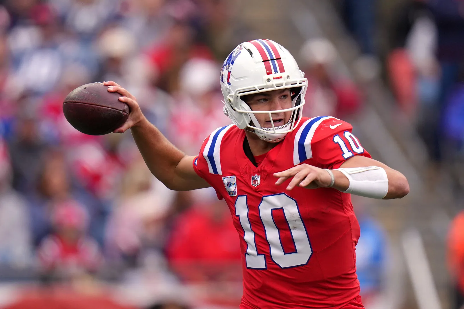 Patriots vencem Raiders por 45 a 17 com quatro touchdowns de Maye
