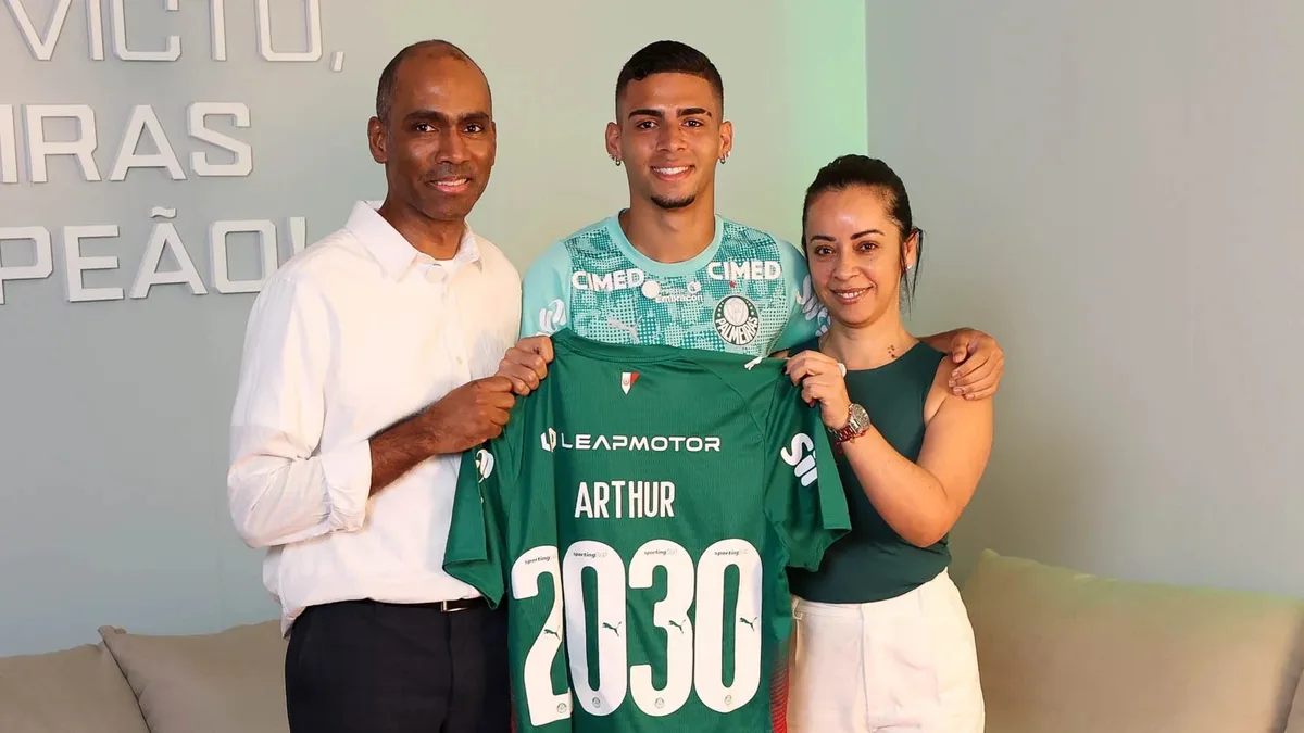 Arthur ganha novo contrato e mira sequência como opção de Piquerez no Palmeiras
