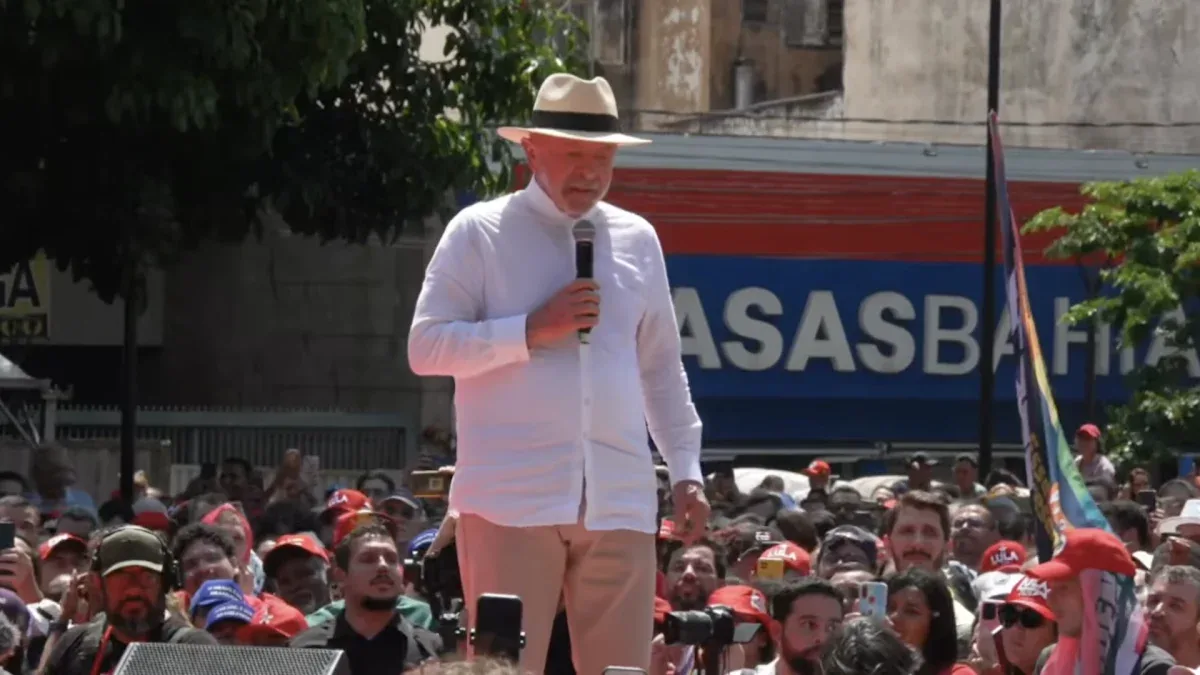 Ato de Lula em frente à Casas Bahia vira alvo de ironia nas redes