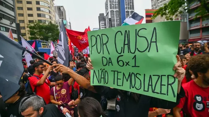 Colunista do UOL aponta que Flávio aproveitou a crise no STF para barrar o fim da escala 6x1