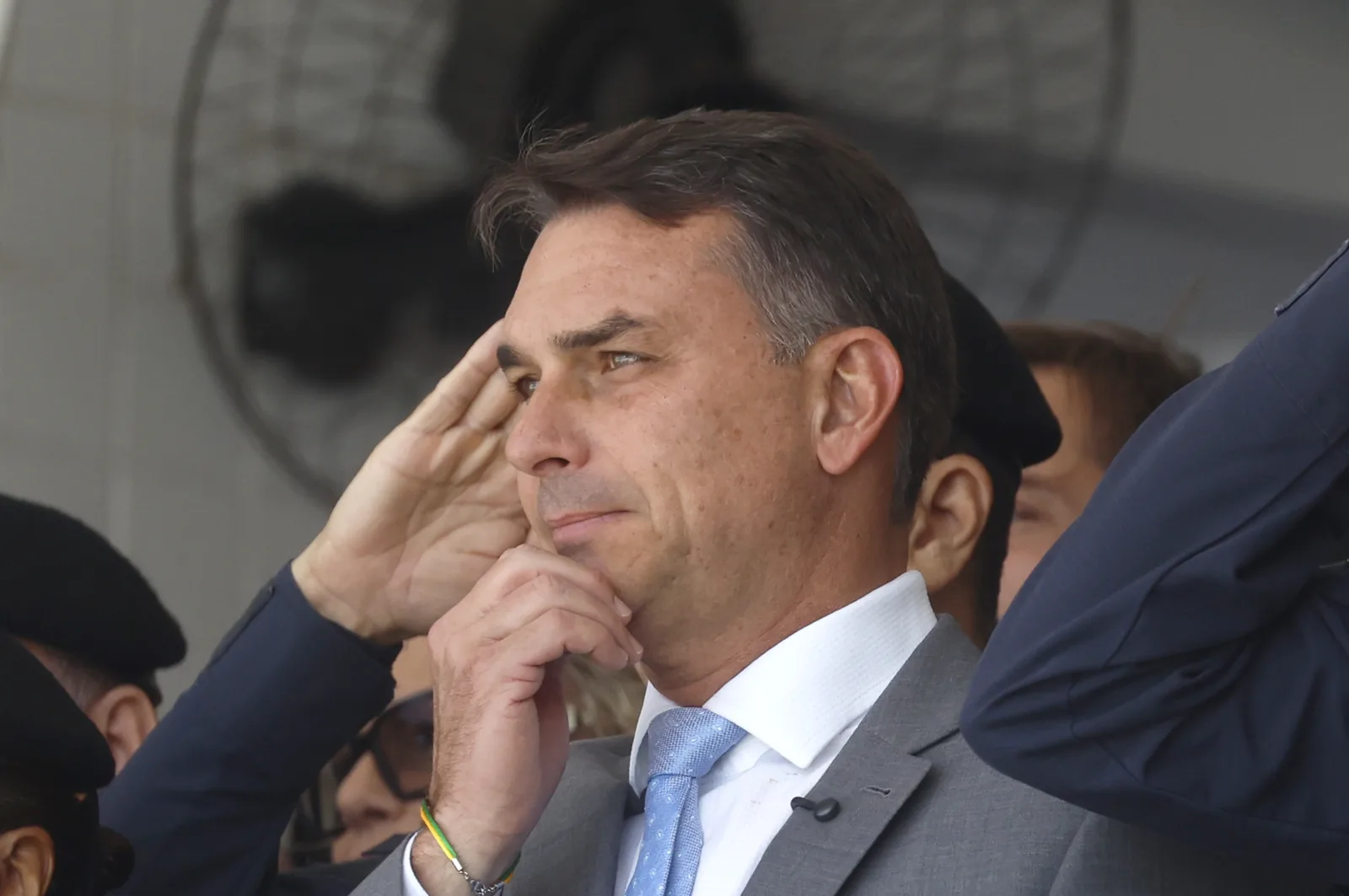 Capa associa futuro político dos Bolsonaro a disputa entre herdeiros