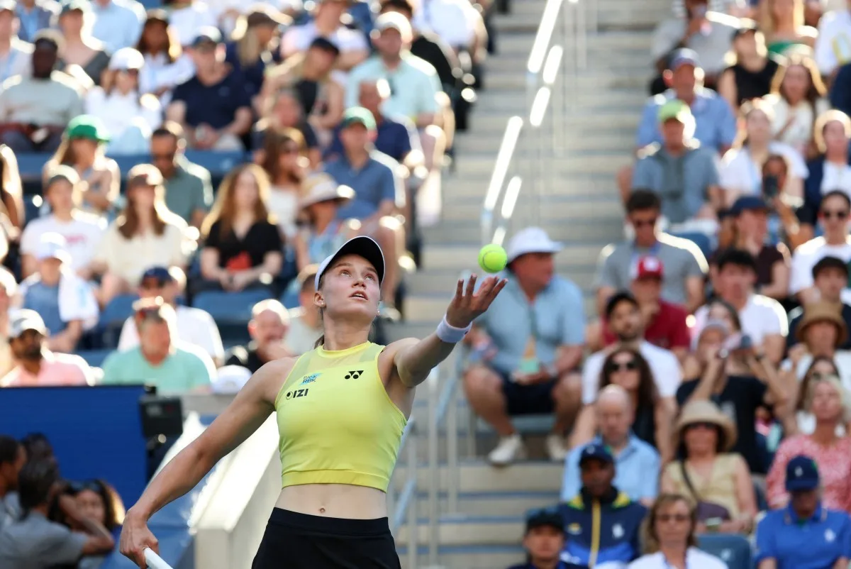 Rybakina bate Osaka e encara Zheng por liderança inédita no tênis