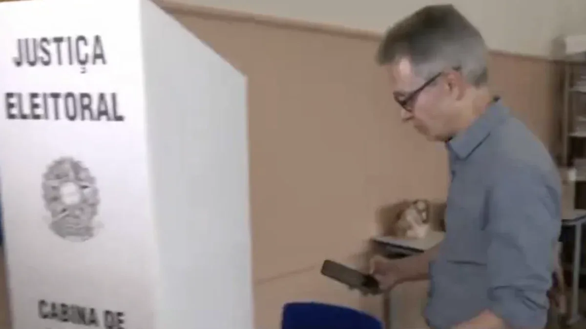 Romeu Zema vota com celular na cabine em Araxá