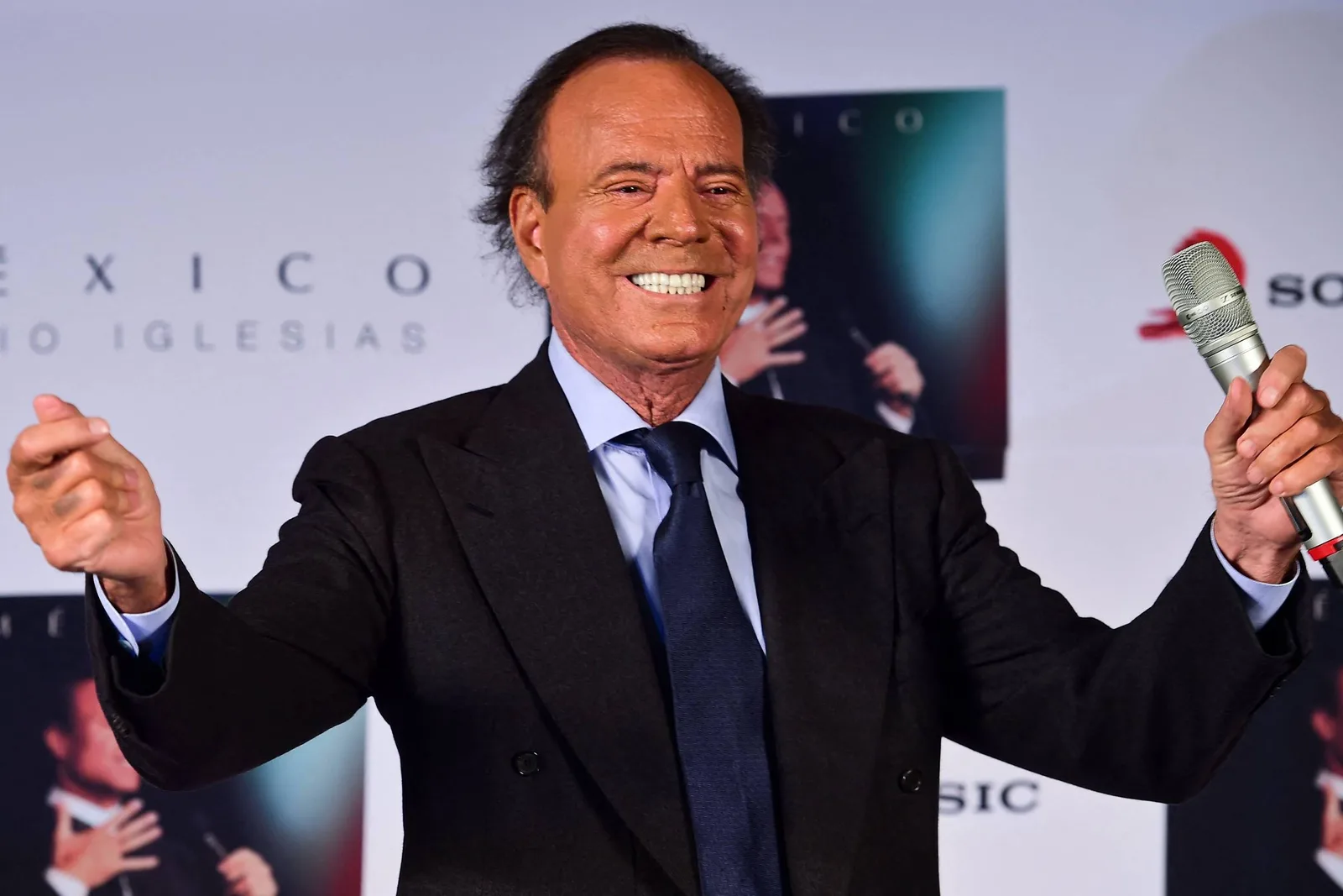 Carta aberta cobra apuração de denúncias contra Julio Iglesias
