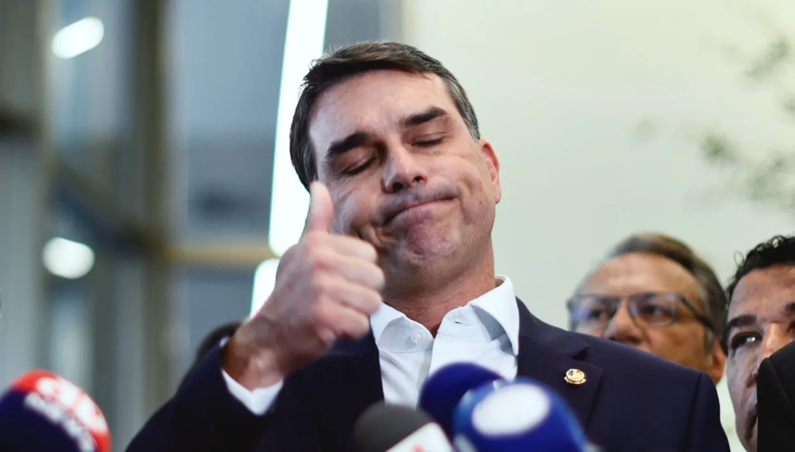 Flávio Bolsonaro diz que investigação sobre filme deve ser divulgada integralmente