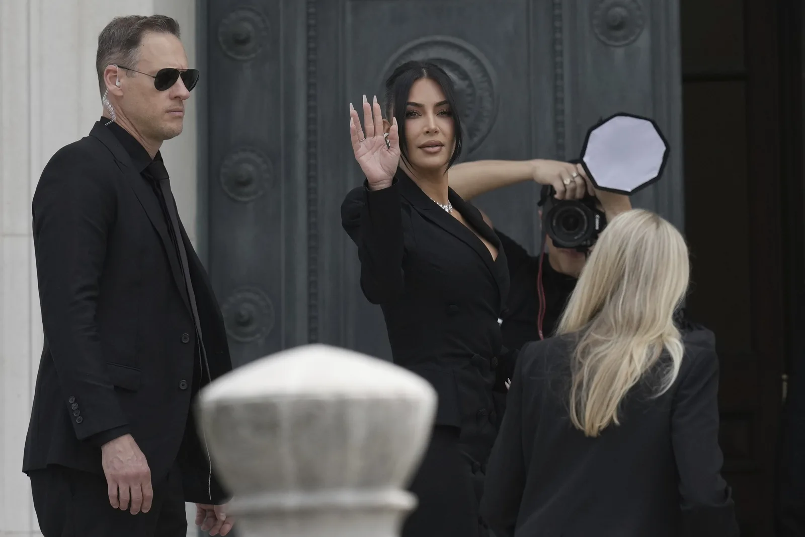 Kim Kardashian cobra valor simbólico de condenados por assalto em Paris