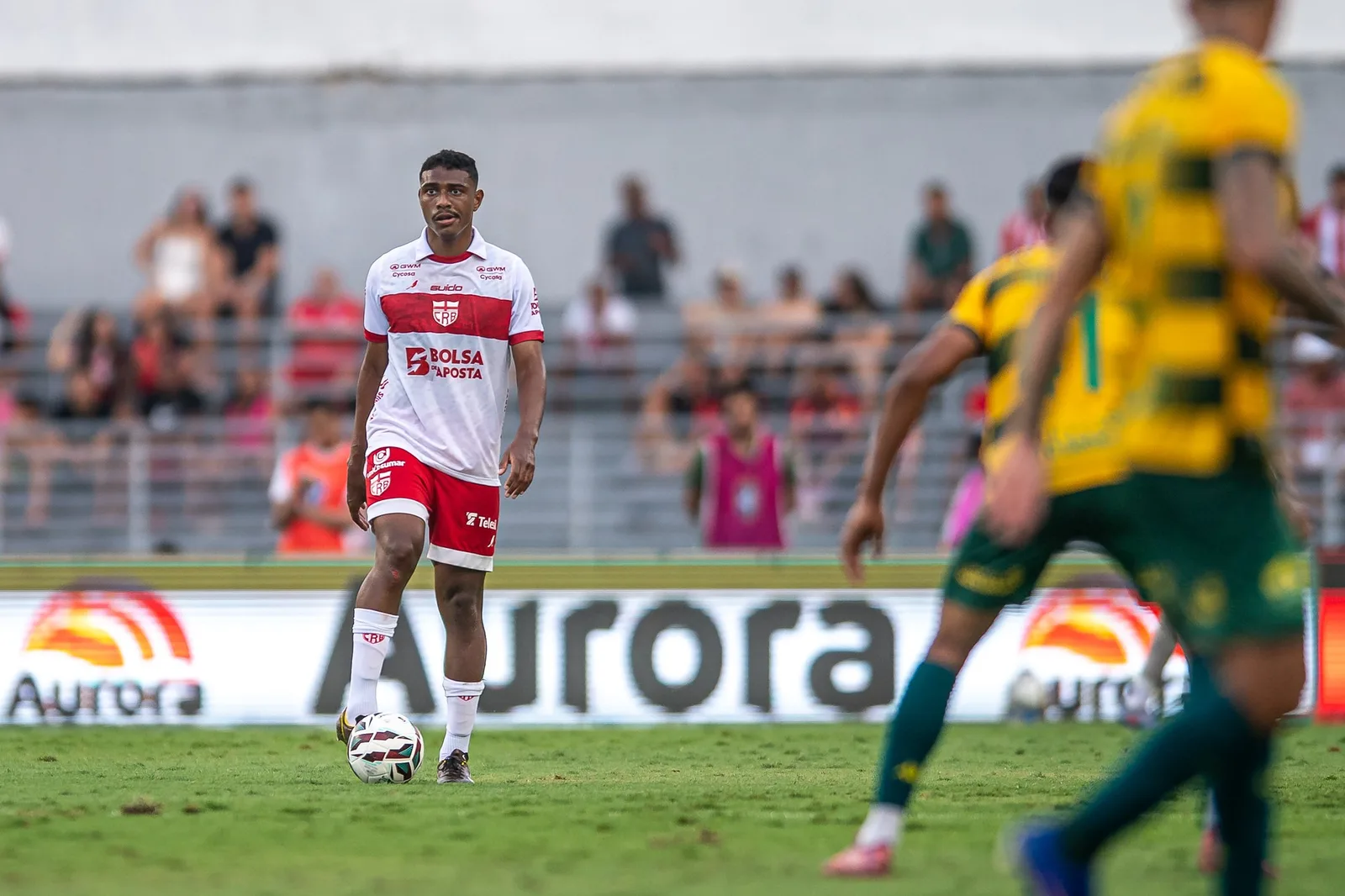 Lyncon soma 17 jogos e se firma na defesa do CRB na Série B