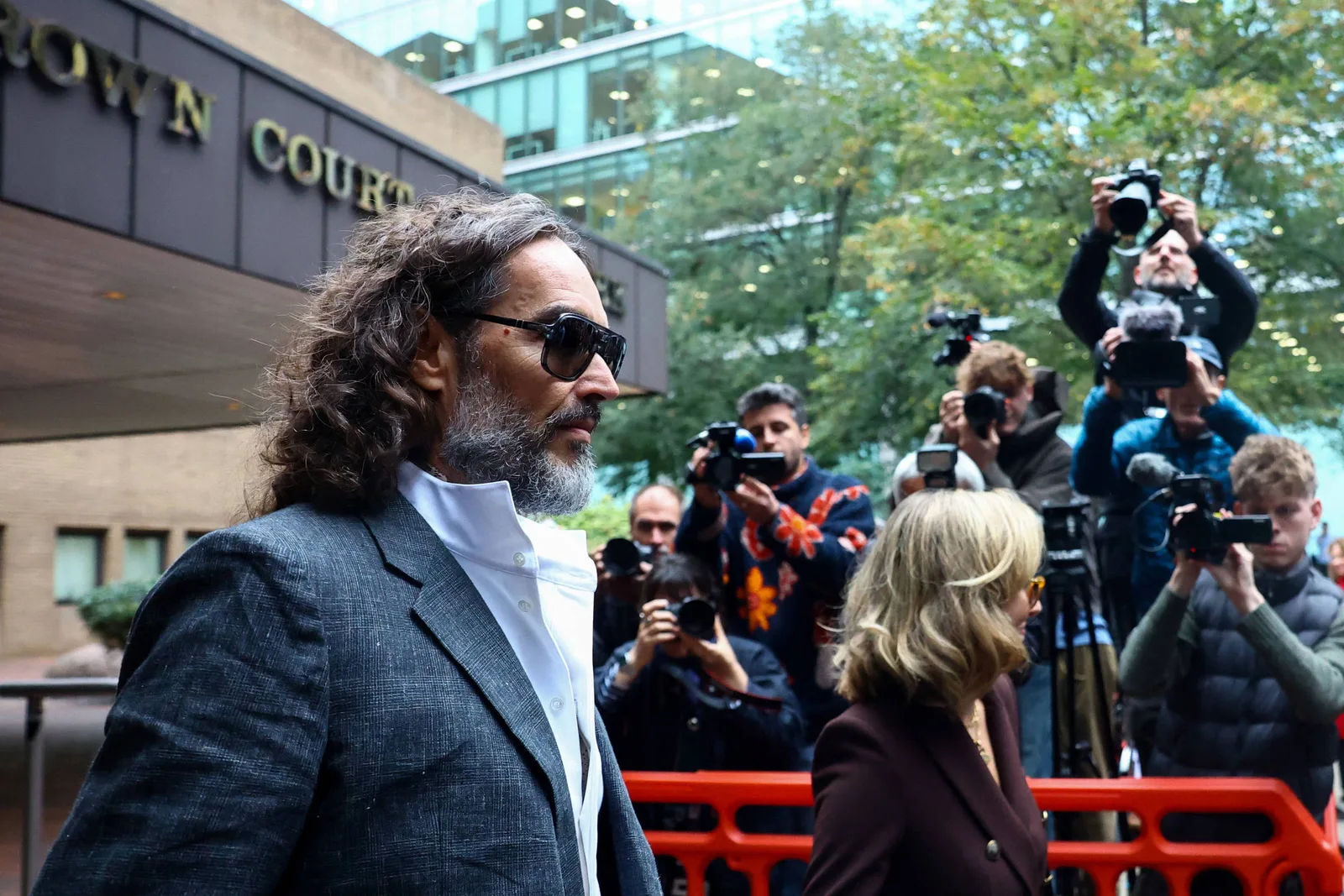 Russell Brand admite exploração em relação e enfrenta sete acusações no Reino Unido