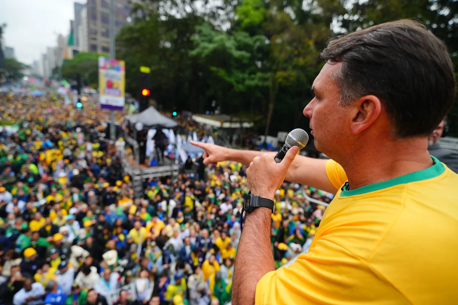 Flávio Bolsonaro é investigado pela PF por financiamento de filme sobre Jair Bolsonaro