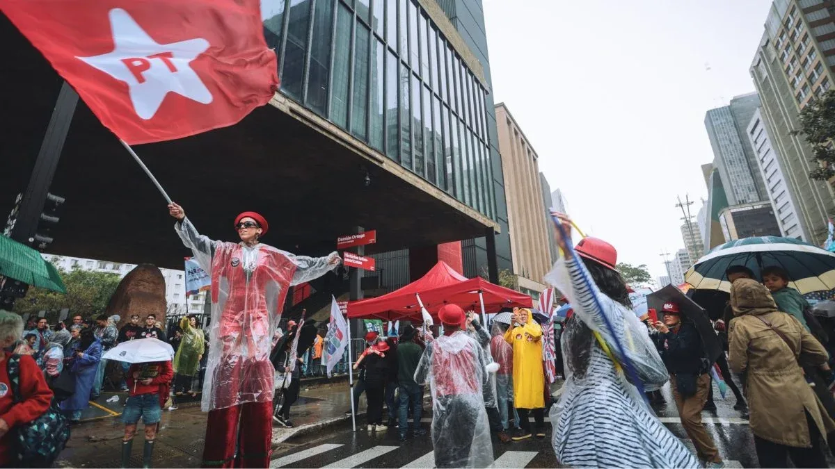Haddad cobra divulgação de sigilos em ato de campanha na avenida Paulista