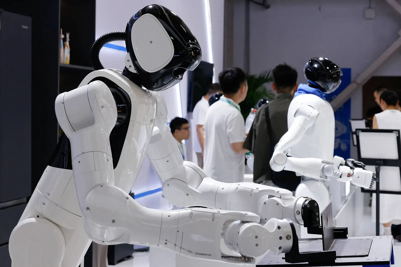 Centros apoiados pelo governo sustentam vendas de robôs humanoides na China