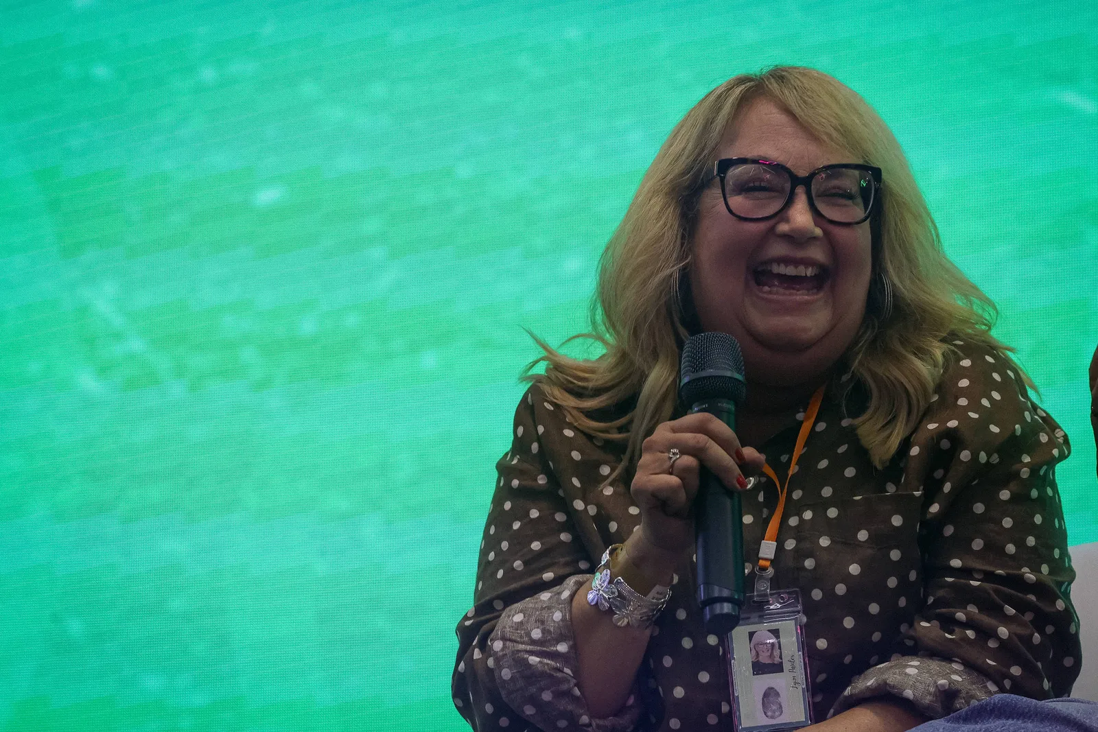 Lynn Painter surpreende público da Bienal ao falar português no palco