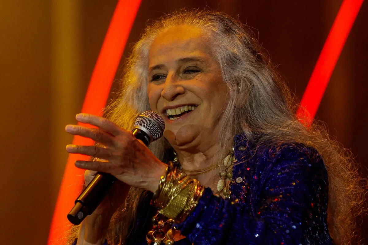 Maria Bethânia surpreende no Coala Festival com homenagem a Lula