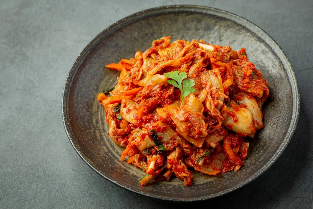 Bactéria estudada em kimchi reteve nanoplásticos em testes com animais