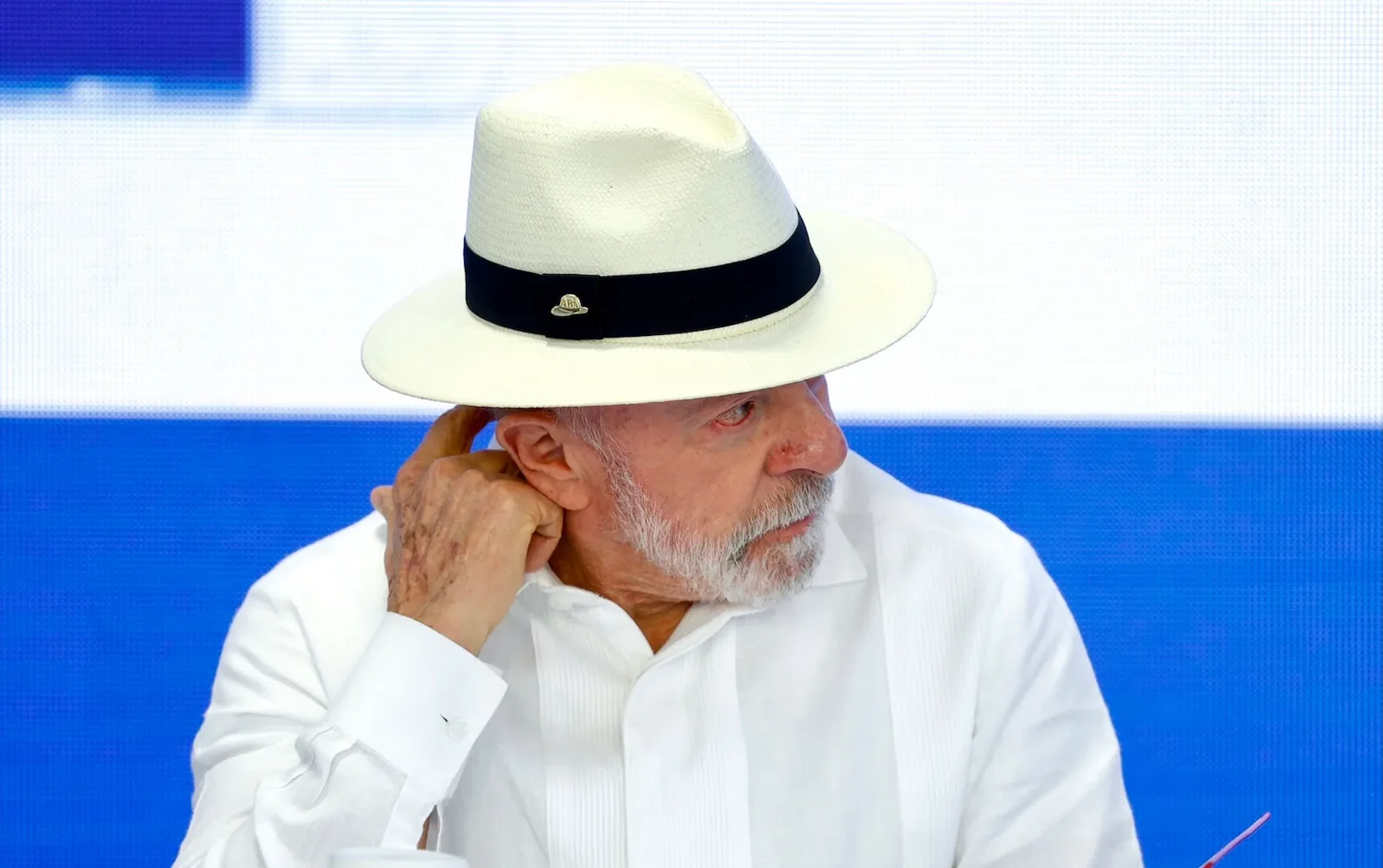 Pesquisa aponta 43,7% de aprovação ao governo Lula e 53,8% de reprovação