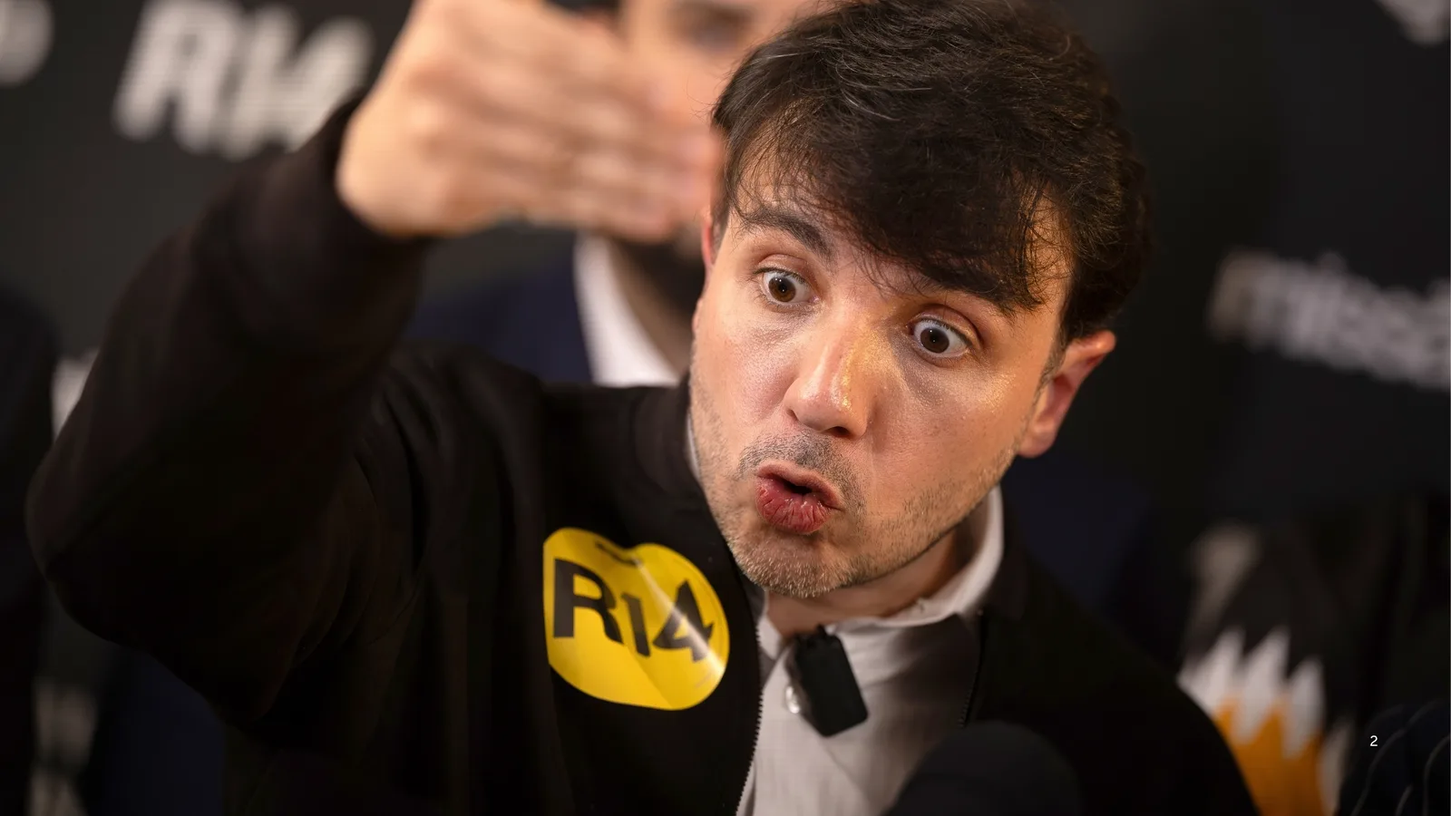 Renan Santos vota em São Paulo e critica Flávio Bolsonaro