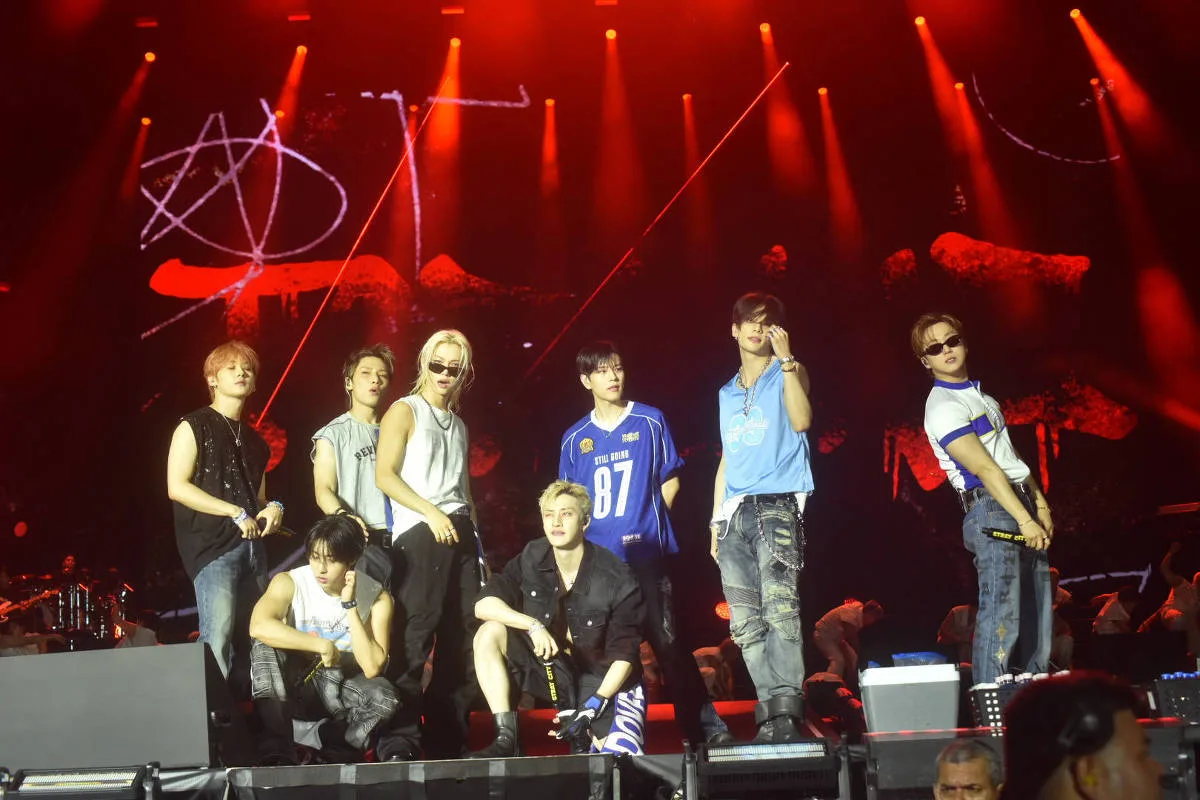 Stray Kids encerra dia de k-pop com show lotado e alertas de aglomeração
