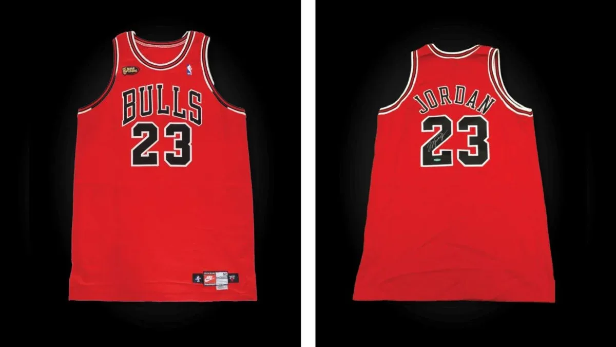 Camisa usada por Michael Jordan em 1998 é arrematada por US$ 14 milhões