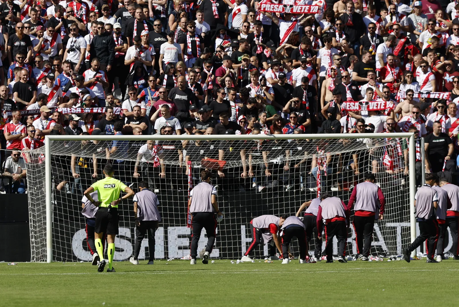 Rayo x Athletic é suspenso após torcedores lançarem objetos em campo