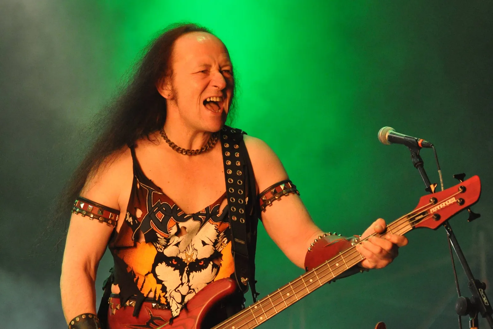 Venom perde Cronos, músico que ajudou a definir o metal extremo