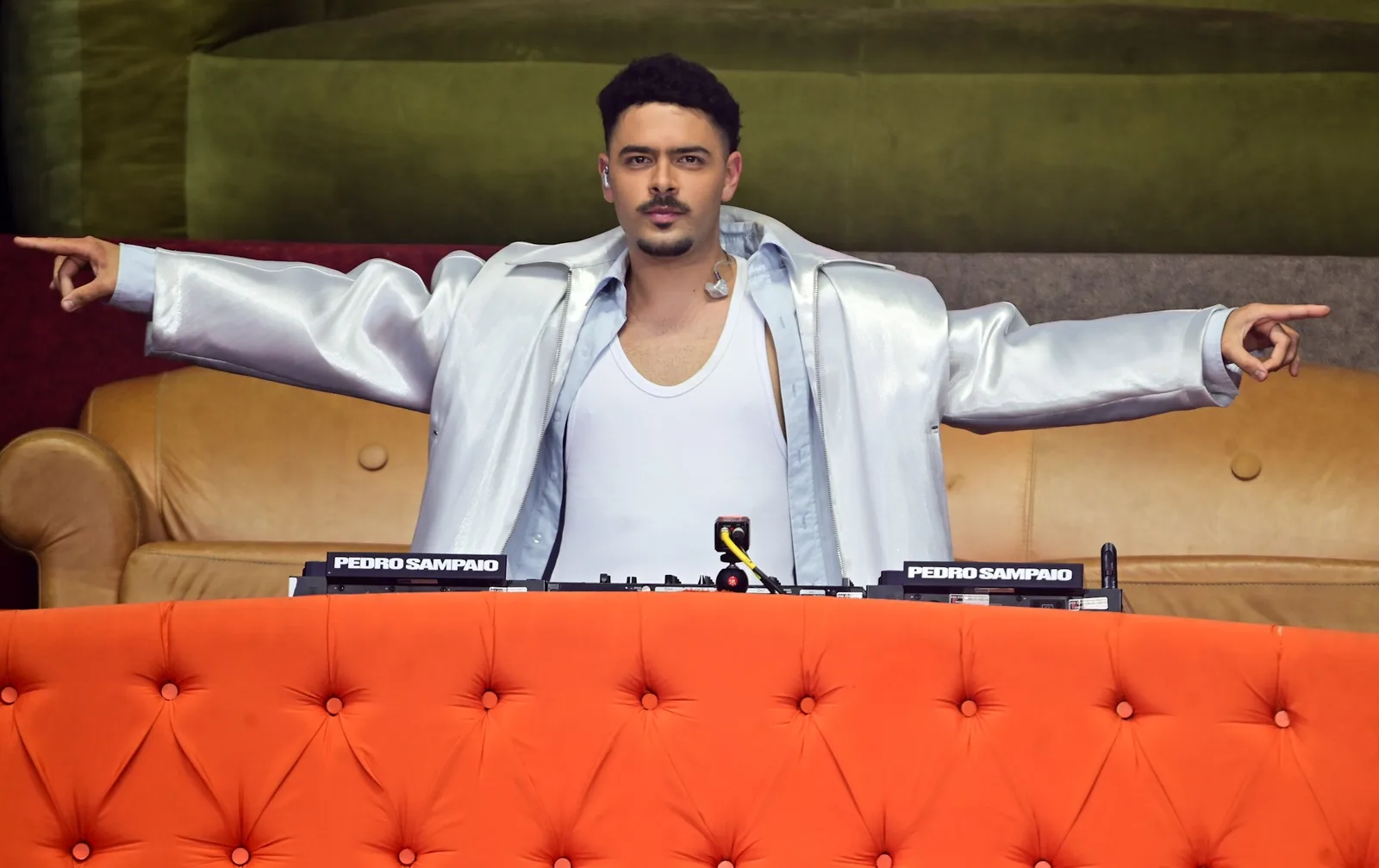 Pedro Sampaio leva sofá, funk e referências pop ao Palco Mundo