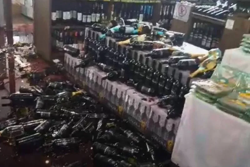 Polícia detém homem após ataque à adega de mercado em Dourado