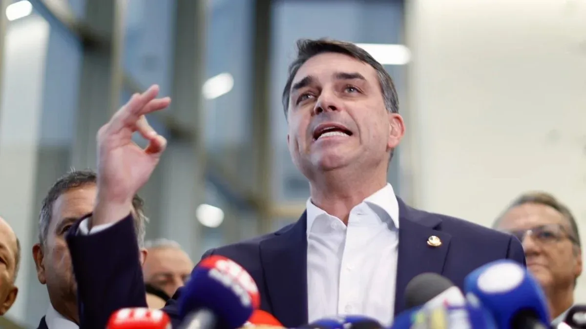 Flávio Bolsonaro comenta voo em jatinho ligado a Daniel Vorcaro