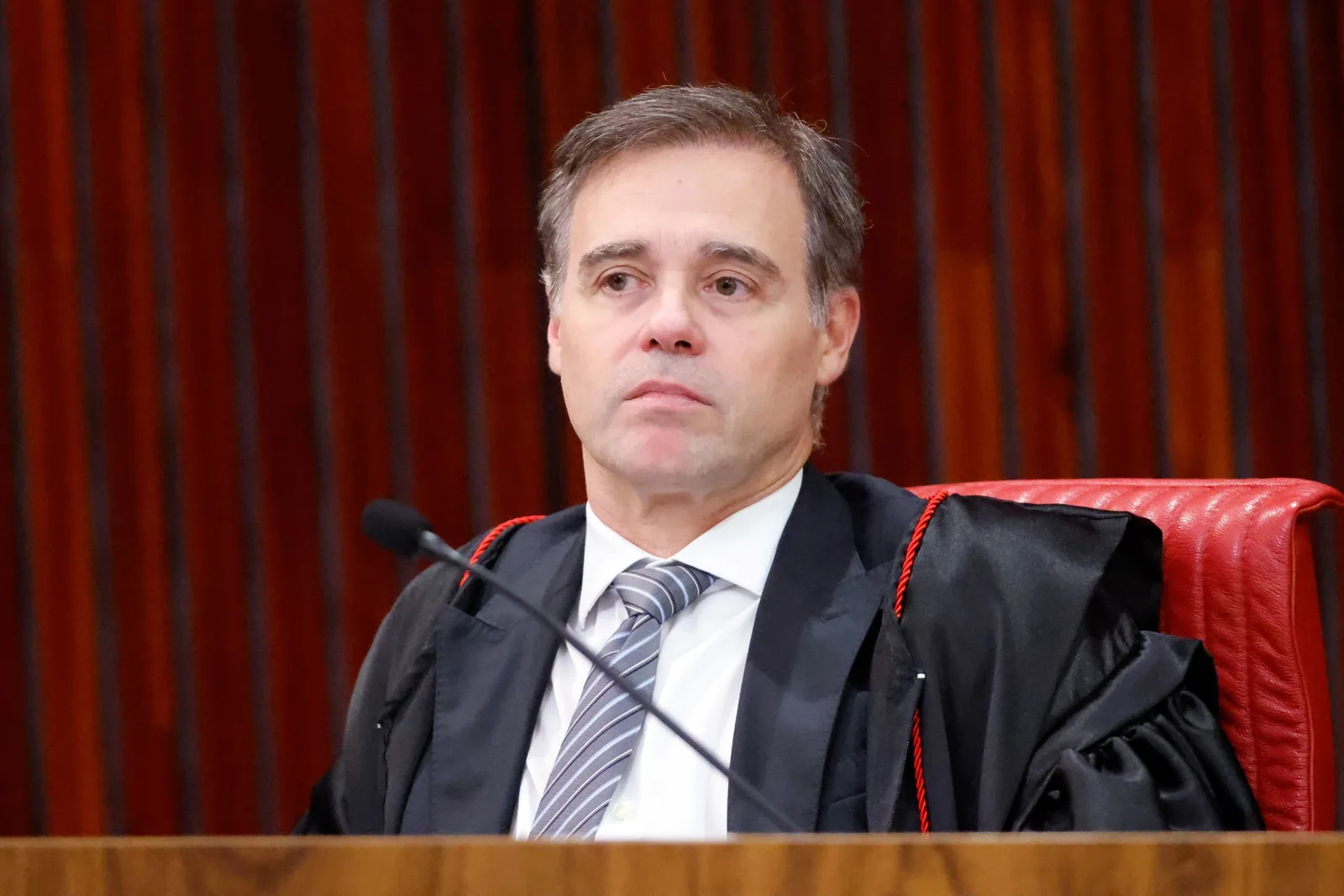 TSE ordena remoção de anúncios do PT e cinco posts da CUT contra Flávio