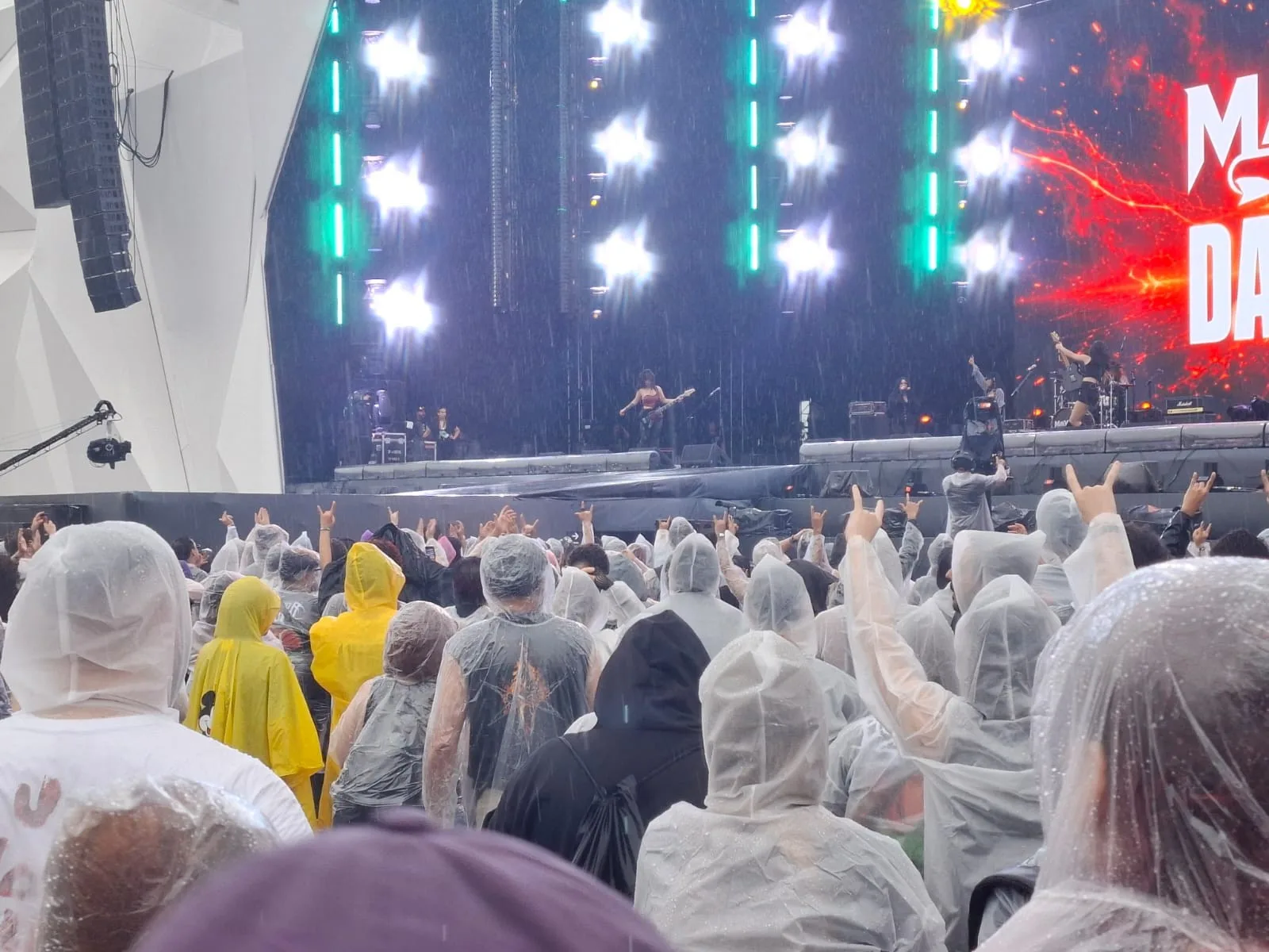 Frente fria aumenta chuva e derruba temperatura no Rock in Rio