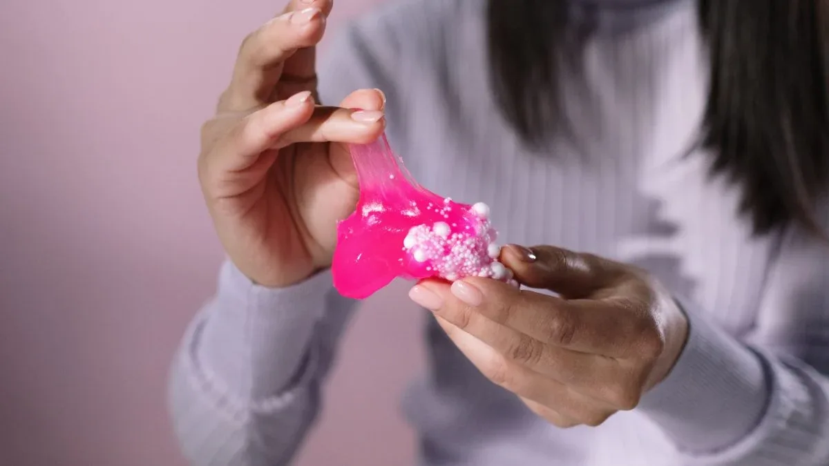 Pediatras alertam para riscos do bórax em receitas de slime