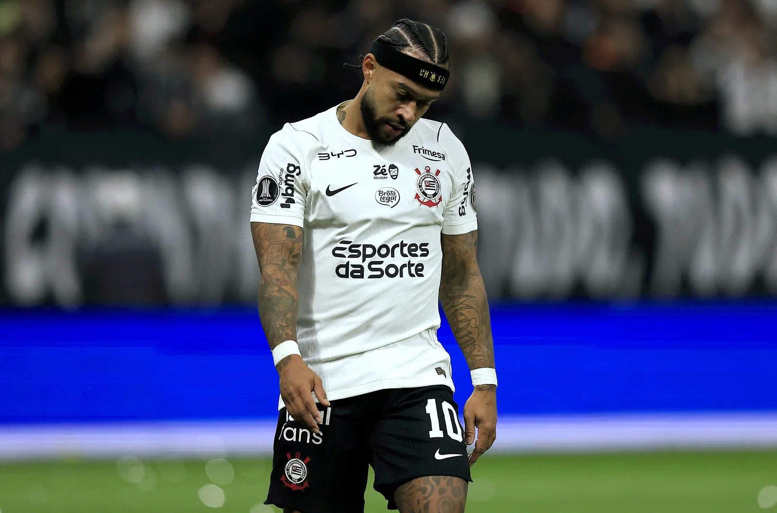 Dirigente do Corinthians diz que Memphis assumiu erro e pede apoio ao grupo