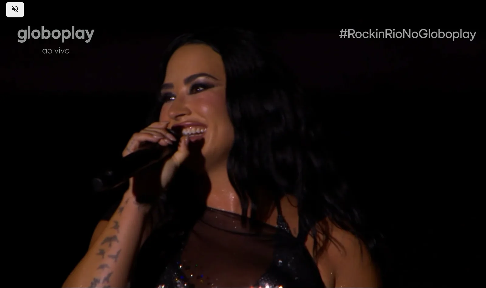 Demi Lovato chora após cantar em show em São Paulo