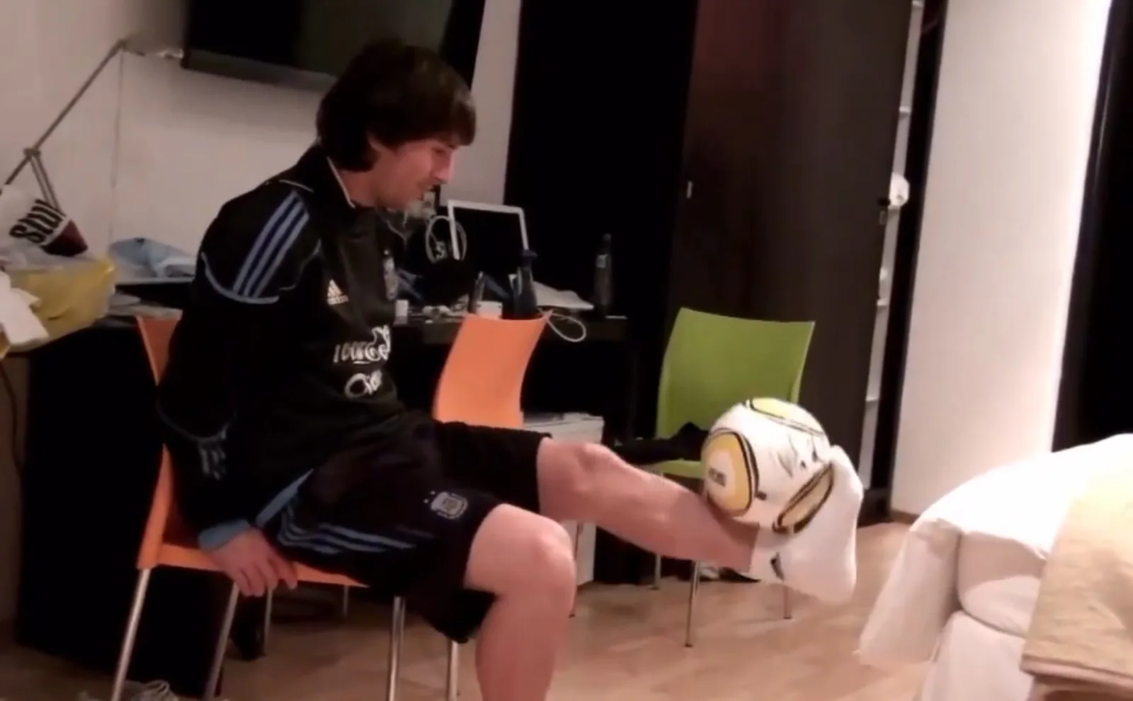 Jonás Gutiérrez publica vídeo de Messi controlando bola sentado na Copa de 2010
