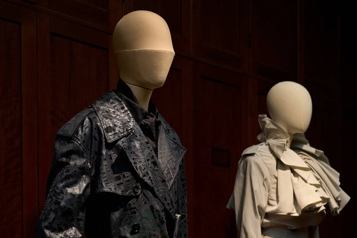 Burberry mostra como o trench coat foi do campo de batalha à alta moda