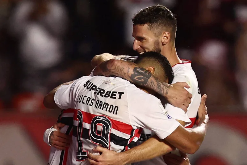 São Paulo bate Atlético-MG no Morumbi e chega aos 33 pontos
