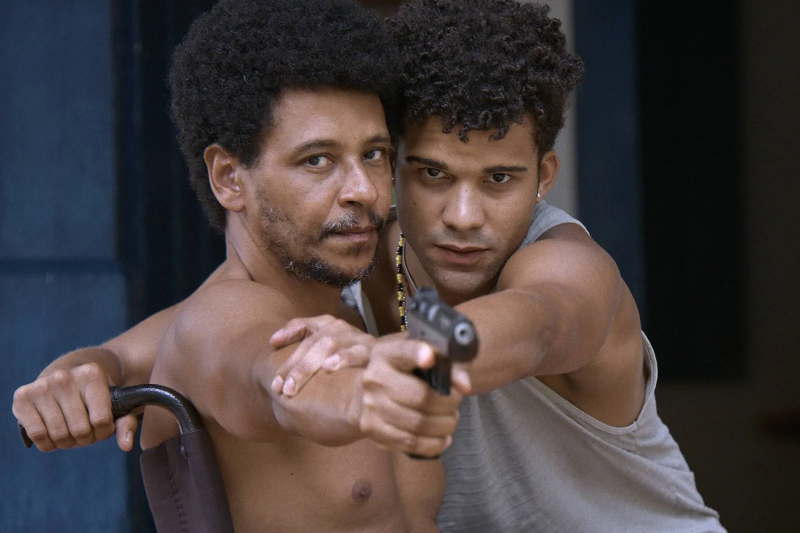 Documentário revisita eleitores enquanto filme imagina Brasil sob ditadura