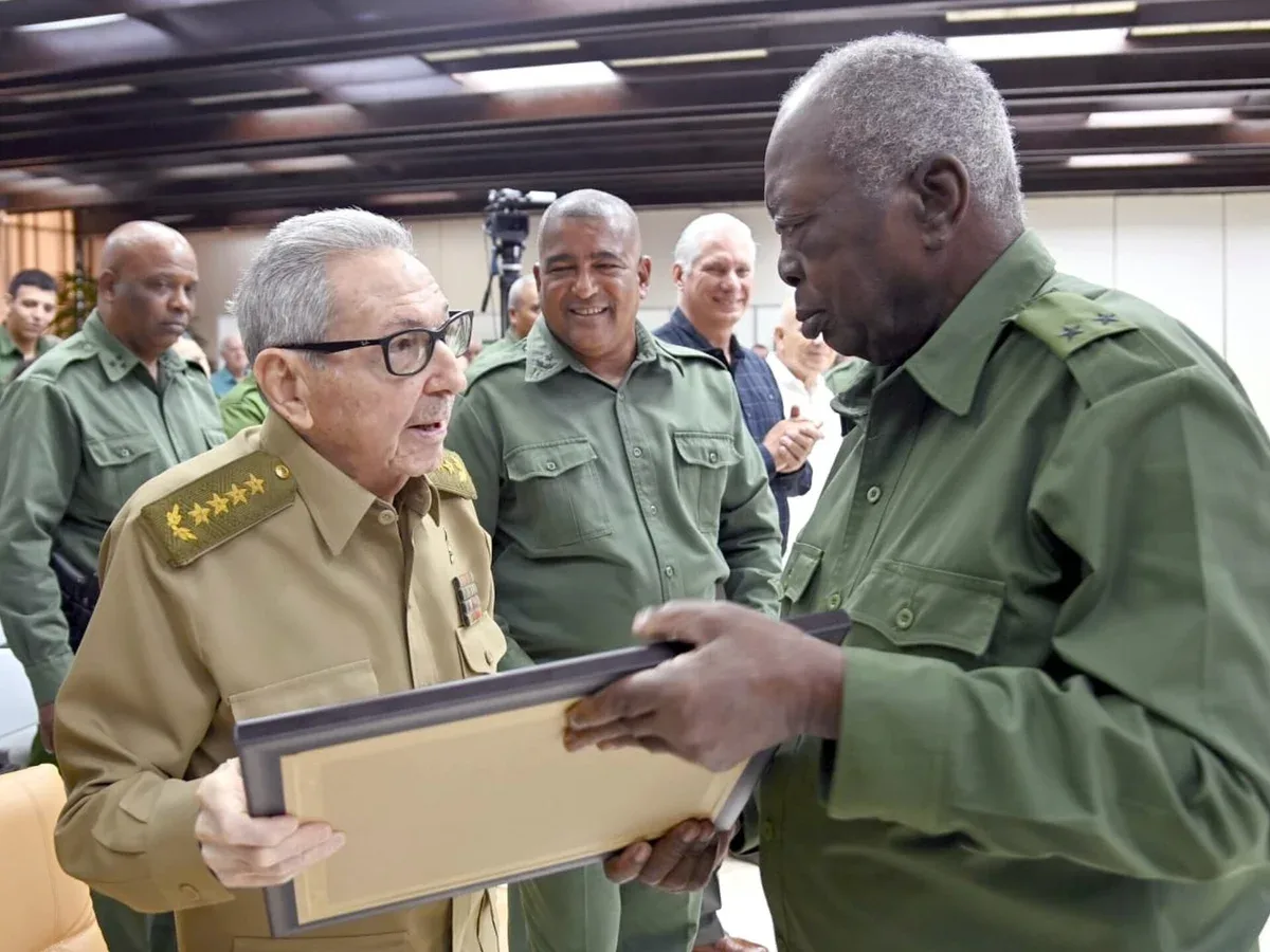 Raúl Castro surge ao lado de Díaz-Canel em cerimônia militar em Cuba