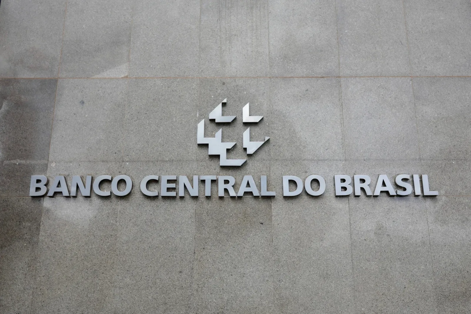 Copom mantém possibilidade de novos cortes, mas aponta inflação pressionada