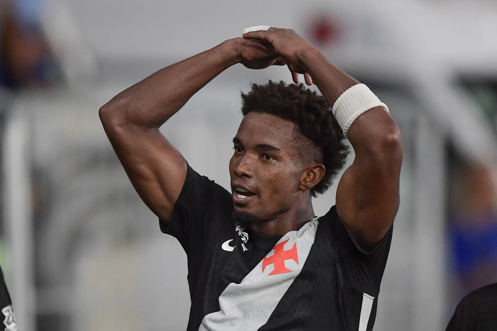 Thiago Mendes mira títulos após assumir identificação com o Vasco