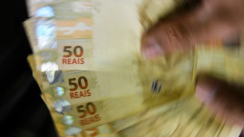 Copom vê inflação acima da meta e mantém ajuste da Selic em aberto