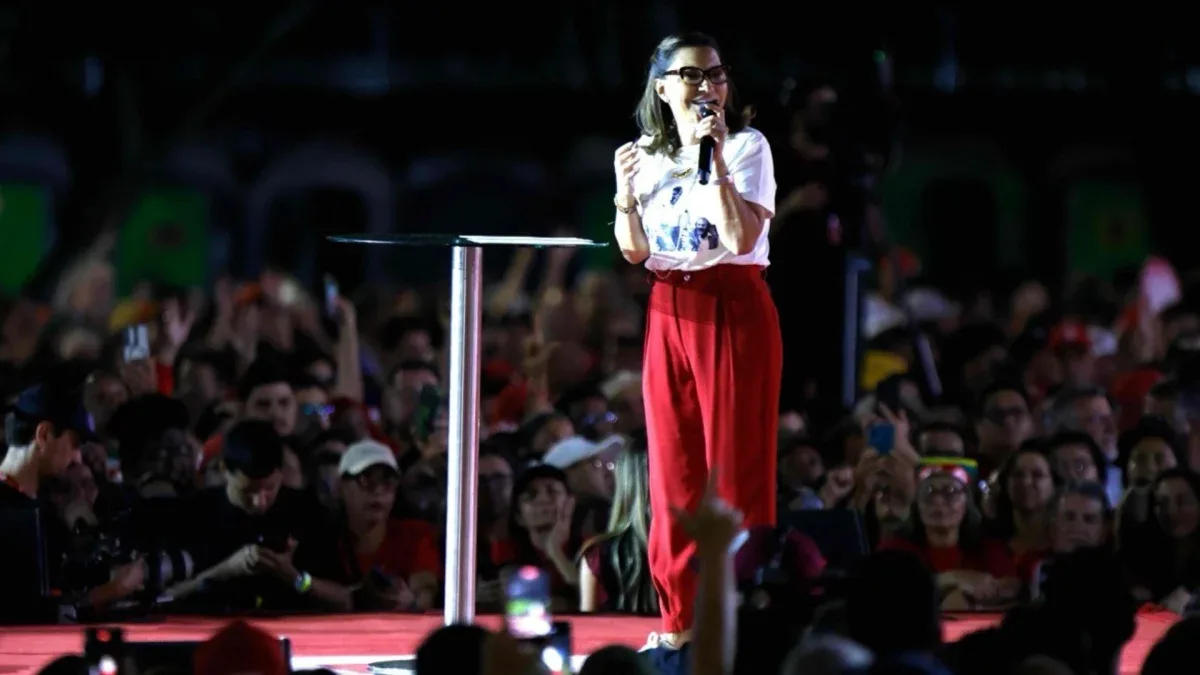 Janja critica família Bolsonaro e defende combate ao bolsonarismo em comício