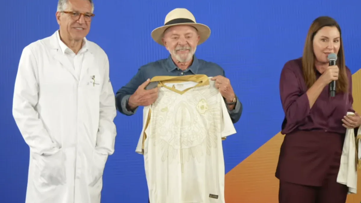 Lula recebe uniforme da Tuna Luso com referência ao Círio em Belém